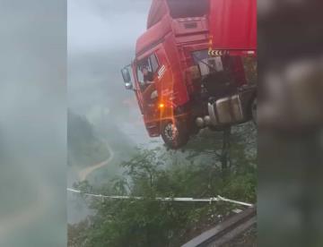 Camión queda colgando de puente colapsado en China tras lluvias intensas