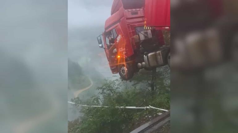 Camión queda colgando de puente colapsado en China tras lluvias intensas