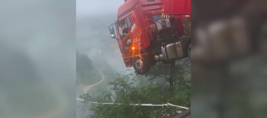 Camión queda colgando de puente colapsado en China tras lluvias intensas Camión queda colgando de puente colapsado en China tras lluvias intensas