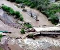 Río arrasa puente peatonal y vehicular en municipio de Querétaro