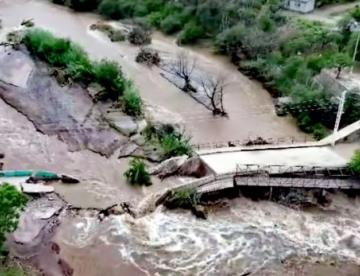 Río arrasa puente peatonal y vehicular en municipio de Querétaro