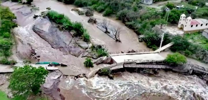 Río arrasa puente peatonal y vehicular en municipio de Querétaro