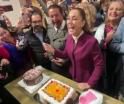 Sheinbaum rompe el cuchillo al partir su pastel de cumpleaños
