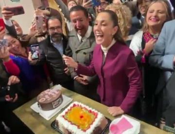 Sheinbaum rompe el cuchillo al partir su pastel de cumpleaños