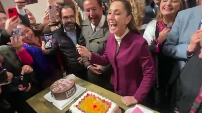 Sheinbaum rompe el cuchillo al partir su pastel de cumpleaños