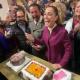 Sheinbaum rompe el cuchillo al partir su pastel de cumpleaños