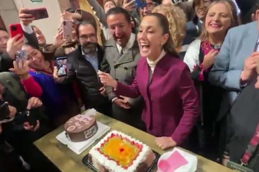 Sheinbaum rompe el cuchillo al partir su pastel de cumpleaños Sheinbaum rompe el cuchillo al partir su pastel de cumpleaños