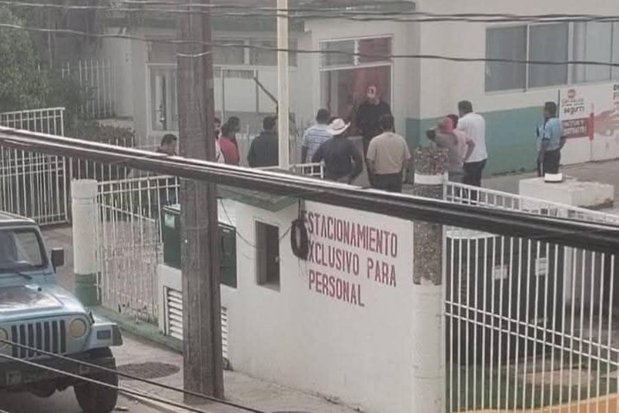 Balean en vulcanizadora a hijo de Fernando Peralta Juárez, ex alcalde de Tenosique Balean en vulcanizadora a hijo de Fernando Peralta Juárez, ex alcalde de Tenosique