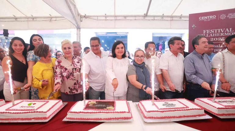 Realizan tradicional partida de pastel para celebrar aniversario 461 de Villahermosa