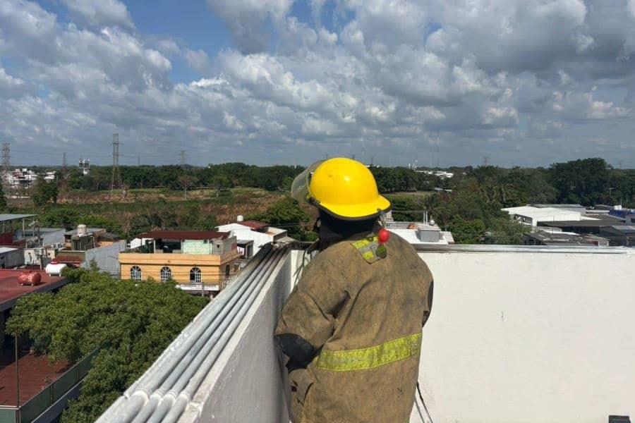 Controlan bomberos incendio en la Primero de Mayo de Centro