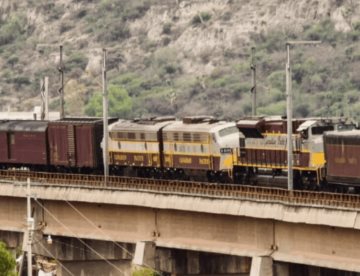 Descarrila tren de carga en Durango; captan momento exacto