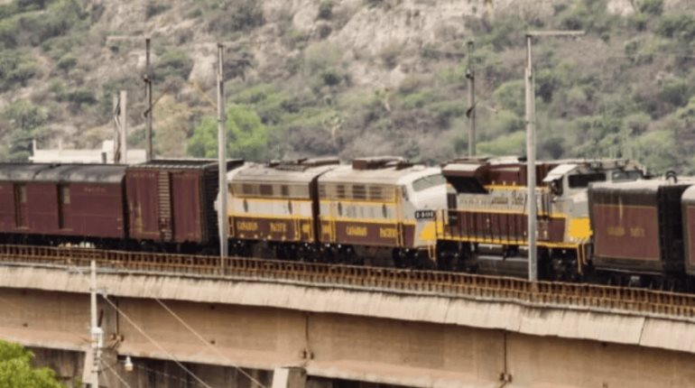 Descarrila tren de carga en Durango; captan momento exacto