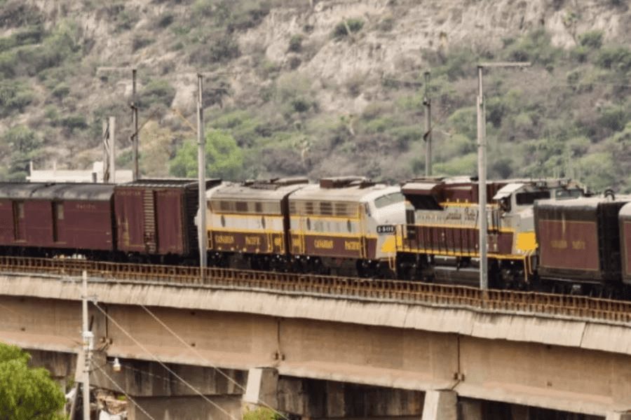 Descarrila tren de carga en Durango; captan momento exacto