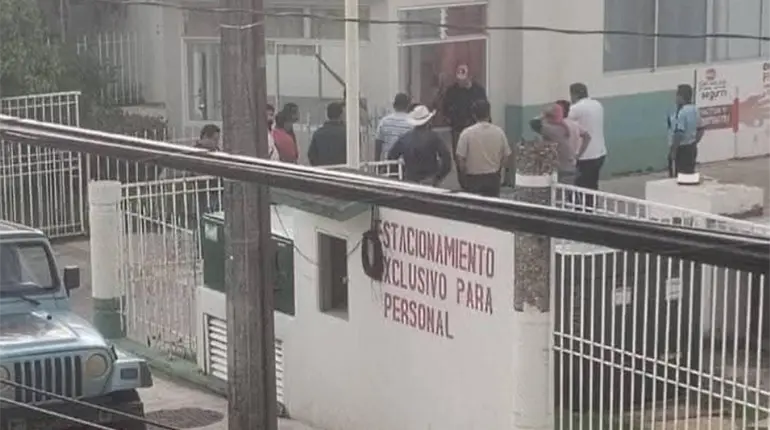 IMSS Bienestar rechaza que grupo armado irrumpiera en hospital de Tenosique tras agresión a hijo de exalcalde