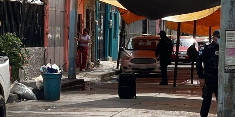 Abandonan maleta "sospechosa" a metros del lugar de la masacre en Irapuato Abandonan maleta "sospechosa" a metros del lugar de la masacre en Irapuato