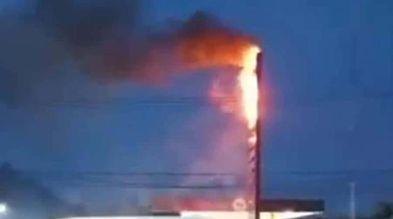 Cortocircuito provoca incendio en tablero luminoso de gasolinera en Dos Montes