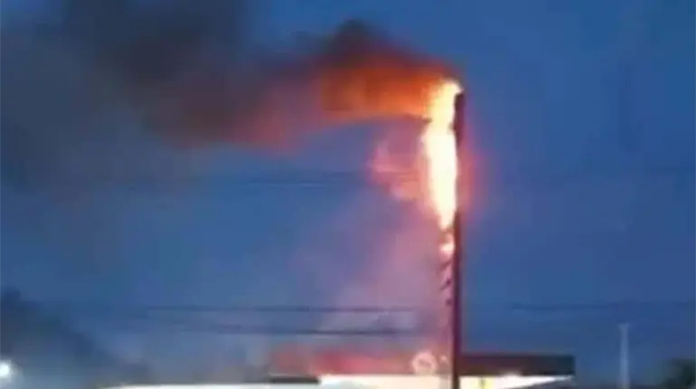 Cortocircuito provoca incendio en tablero luminoso de gasolinera en Dos Montes