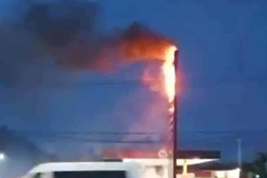 Cortocircuito provoca incendio en tablero luminoso de gasolinera en Dos Montes Cortocircuito provoca incendio en tablero luminoso de gasolinera en Dos Montes