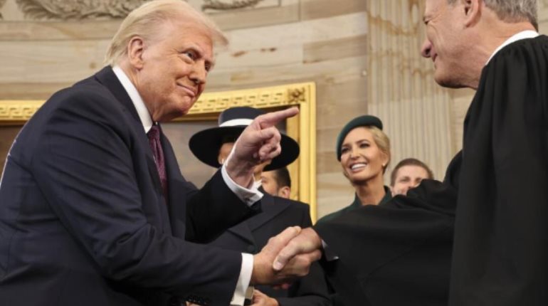 Celebra Trump fallo de Corte Suprema donde podrá negar ciudadanía a hijos de migrantes