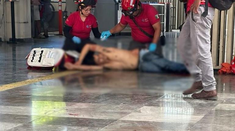 Mujer ataca a su pareja frente a estación del Metro en Monterrey