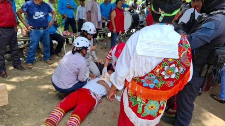 Colapsa poste de voladores de Papantla al norte de Veracruz; caen de 10 metros de altura