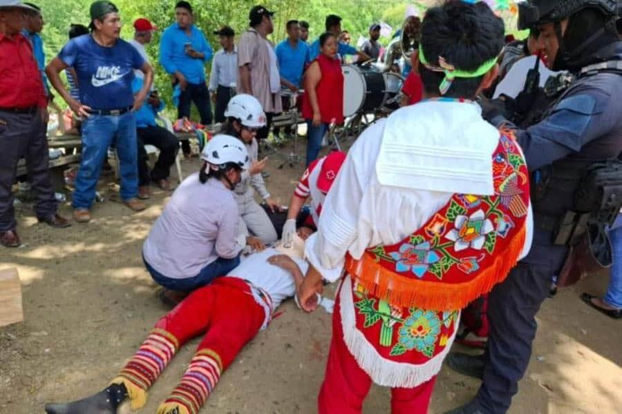 Colapsa poste de voladores de Papantla al norte de Veracruz; caen de 10 metros de altura