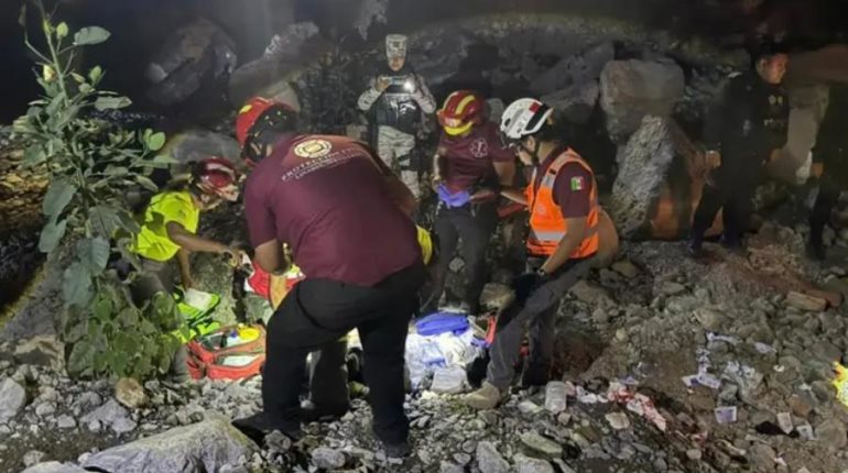 Cae unidad de la GN en barranco de 10 metros; 4 elementos y 1 detenido resultan heridos