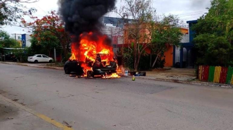 Falla mecánica genera incendio de vehículo en el fraccionamiento Insurgentes de Centro