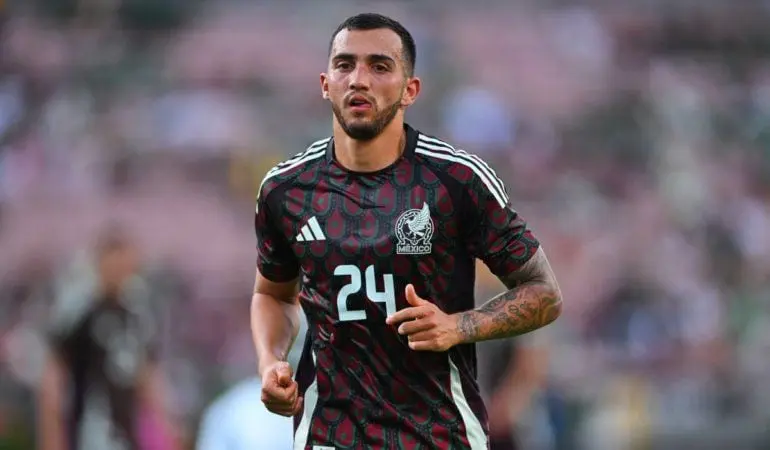 Se confirma la ruptura de ligamento cruzado de Luis Chávez a un año del Mundial