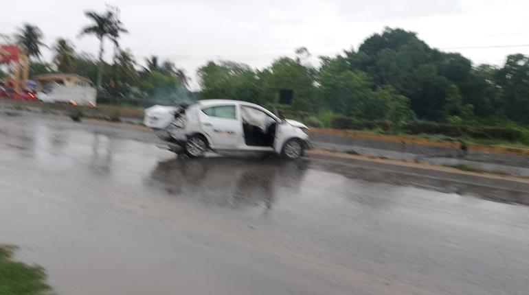 Choca taxi contra muro en la Paraíso-Comalcalco