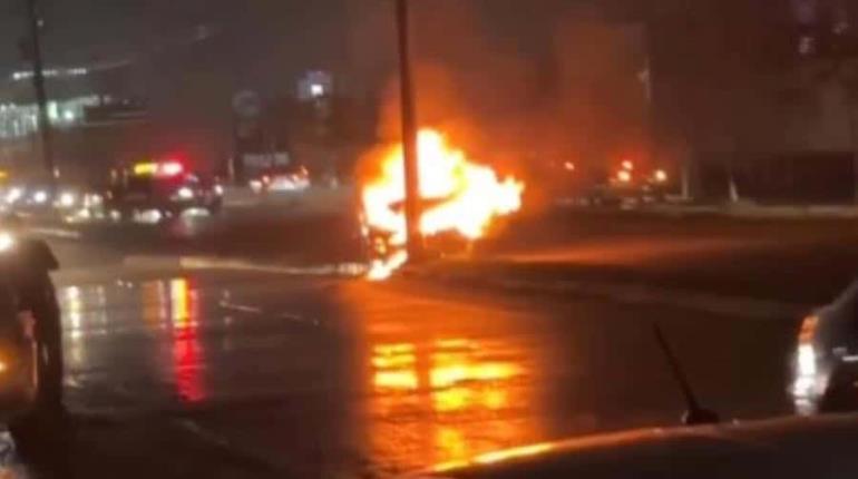 Se incendia camioneta en Periférico de Villahermosa tras chocar contra poste de CFE