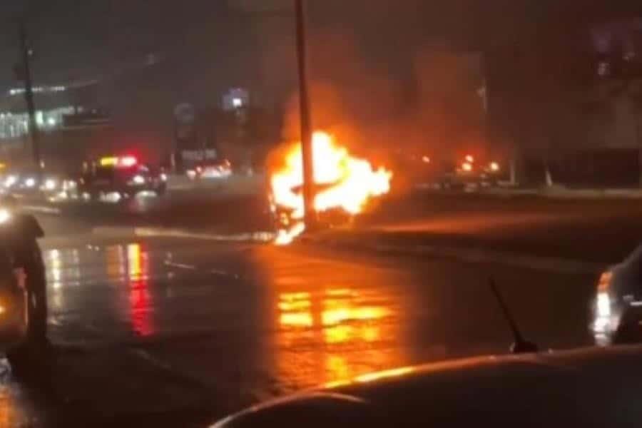 Se incendia camioneta en Periférico de Villahermosa tras chocar contra poste de CFE