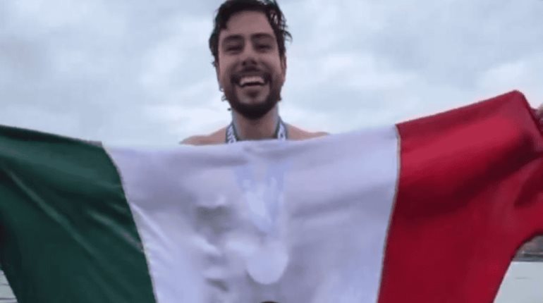Nadador mexicano impone récord mundial en aguas abiertas en Manhattan