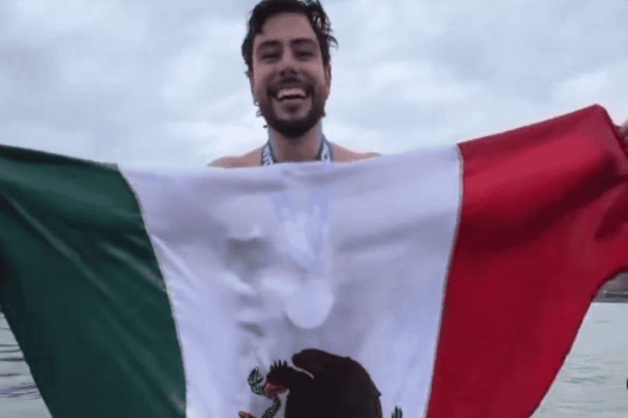 Nadador mexicano impone récord mundial en aguas abiertas en Manhattan