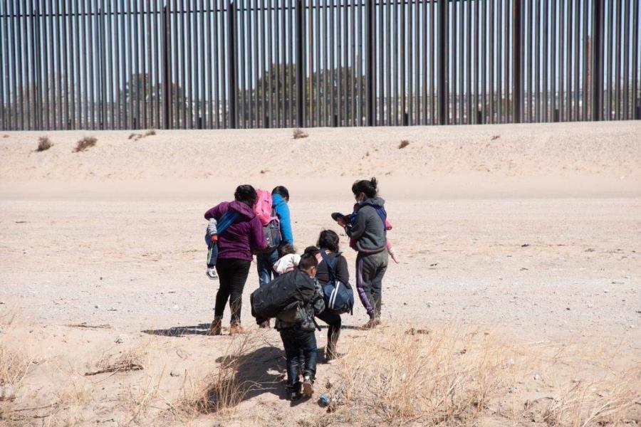 56% de estadounidenses desaprueba políticas migratorias de Trump 56% de estadounidenses desaprueba políticas migratorias de Trump