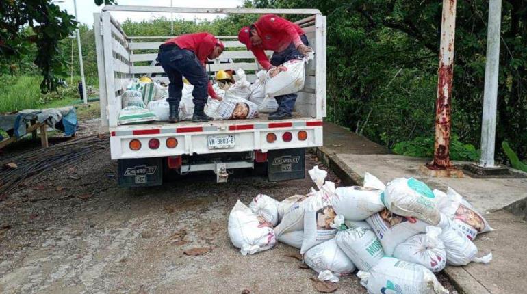 Refuerzan compuerta municipal ante incremento del río de La Sierra en Tacotalpa
