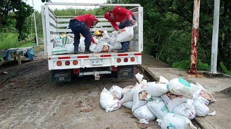 Refuerzan compuerta municipal ante incremento del río de La Sierra en Tacotalpa