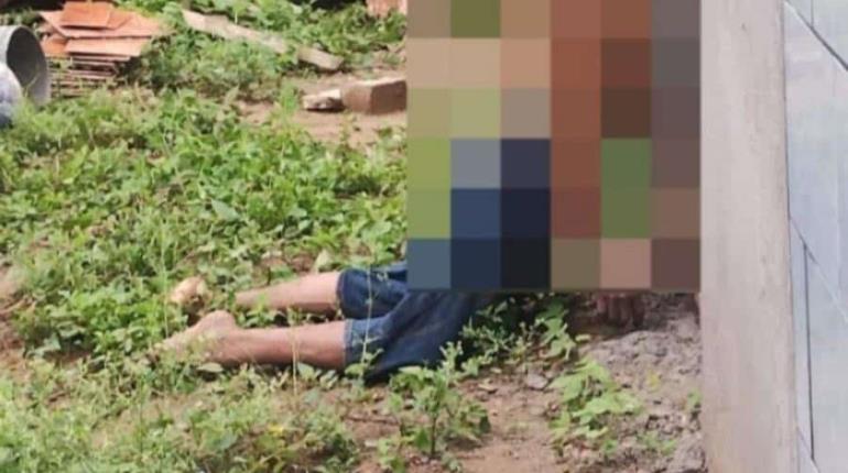 Lo hallan sin vida afuera de panteón en Comalcalco