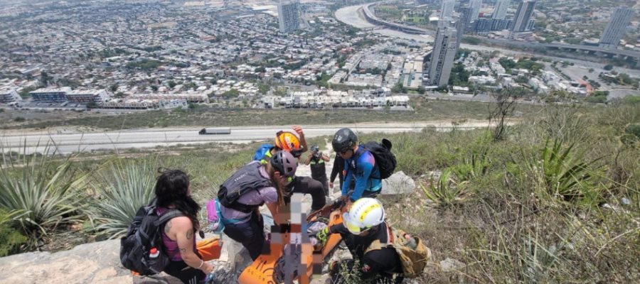 Muere senderista al caer de 50 metros de altura en Santa Catarina, NL