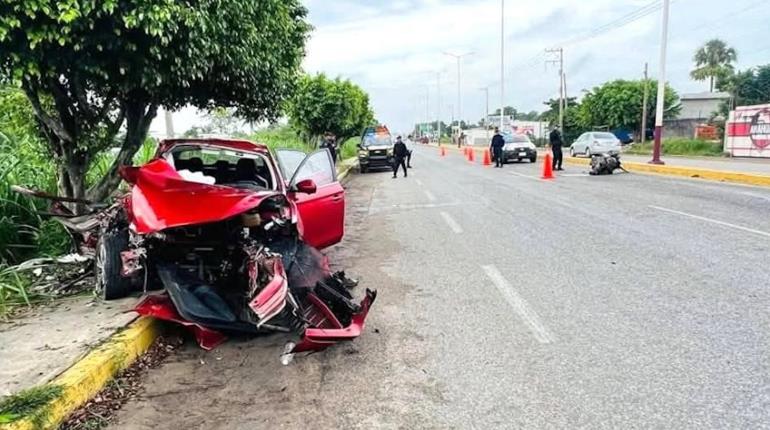 Motor de auto sale volando tras accidente en la Huimanguillo-Cárdenas