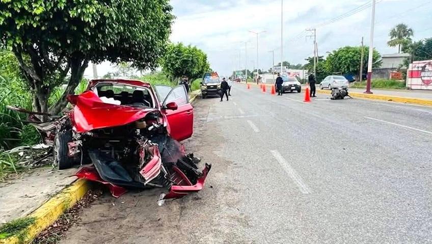 Motor de auto sale volando tras accidente en la Huimanguillo-Cárdenas Motor de auto sale volando tras accidente en la Huimanguillo-Cárdenas