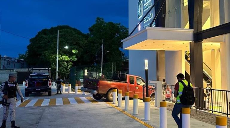 Camioneta particular se calza en escaleras de acceso de la estación del Tren Maya en Tenosique