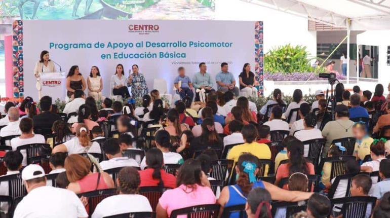 Entregan kits deportivos a escuelas de preescolar y primaria en Centro
