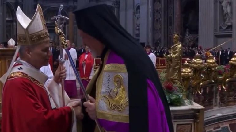 Papa León XIV reza ante la tumba de San Pedro