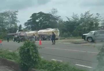 En Comalcalco recuperan tráiler robado, hallan hombre sin vida al interior y detienen a 3