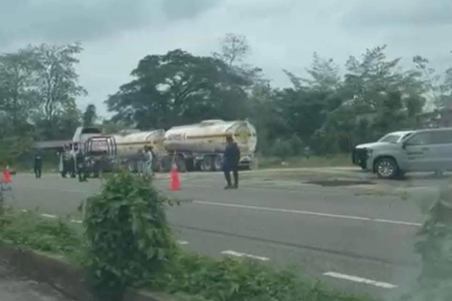 En Comalcalco recuperan tráiler robado, hallan hombre sin vida al interior y detienen a 3 En Comalcalco recuperan tráiler robado, hallan hombre sin vida al interior y detienen a 3