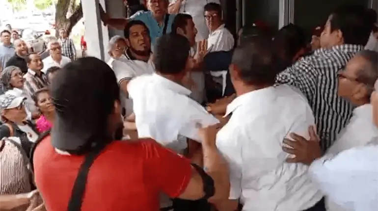 Se enfrentan durante diligencia de FGE, grupos contrarios de la Unión de Taxis de Centro