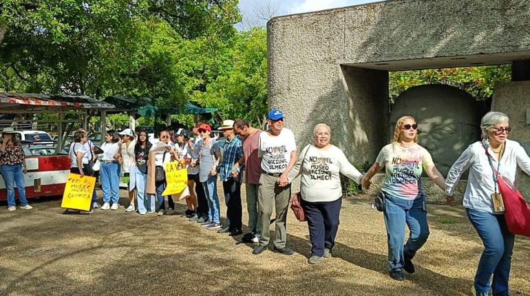Realizan valla humana como protesta contra el Museo Olmeca en La Venta