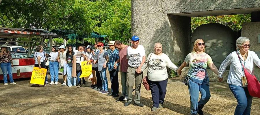 Realizan valla humana como protesta contra el Museo Olmeca en La Venta