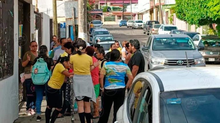 Con cierre de escuela ´Maestro Tabasqueño´, consiguen salida del director